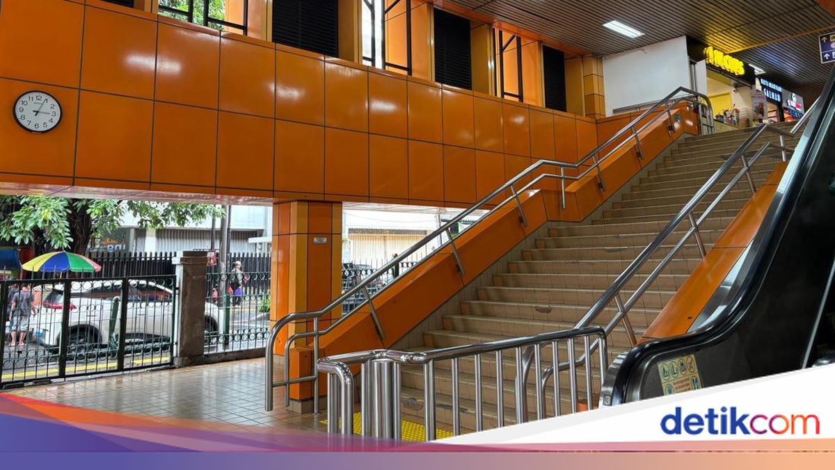 Sentuhan Warna-warni di Stasiun Cikini-Jayakarta Bikin Mood Penumpang Naik