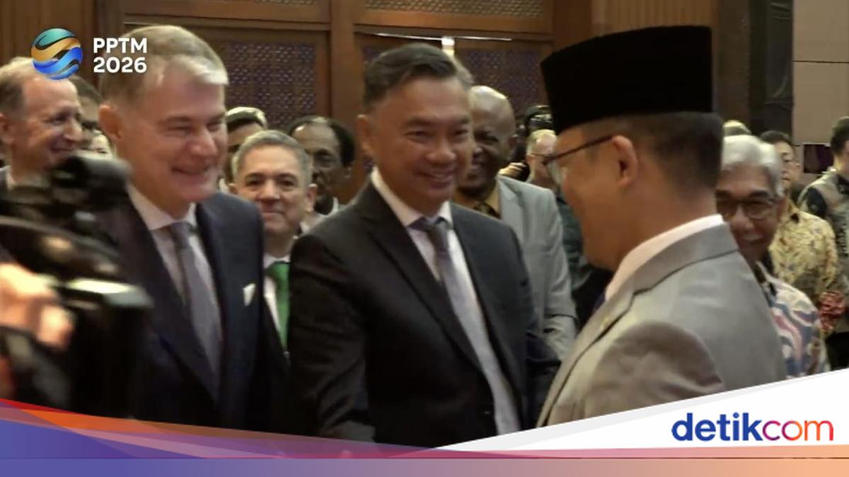 Saat Menlu Sugiono Salami Dino Patti Djalal di Acara Tahunan Kemlu