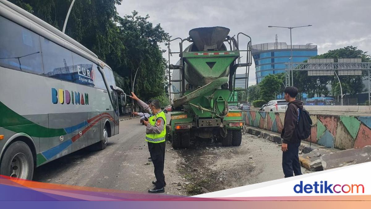 Lepas Kendali, Truk Molen Tabrak Pembatas Jalan di Jl Yos Sudarso Jakut