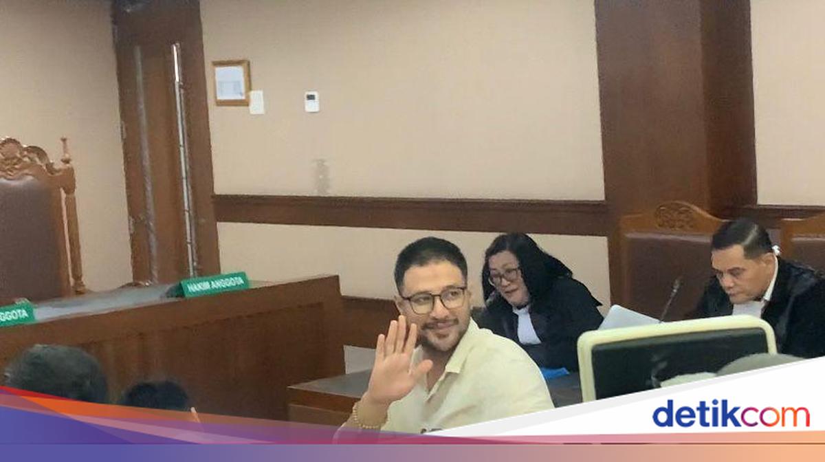 Ammar Zoni Tampil Beda di Sidang Hari Ini, Pakai Tasbih dan Baju Krem