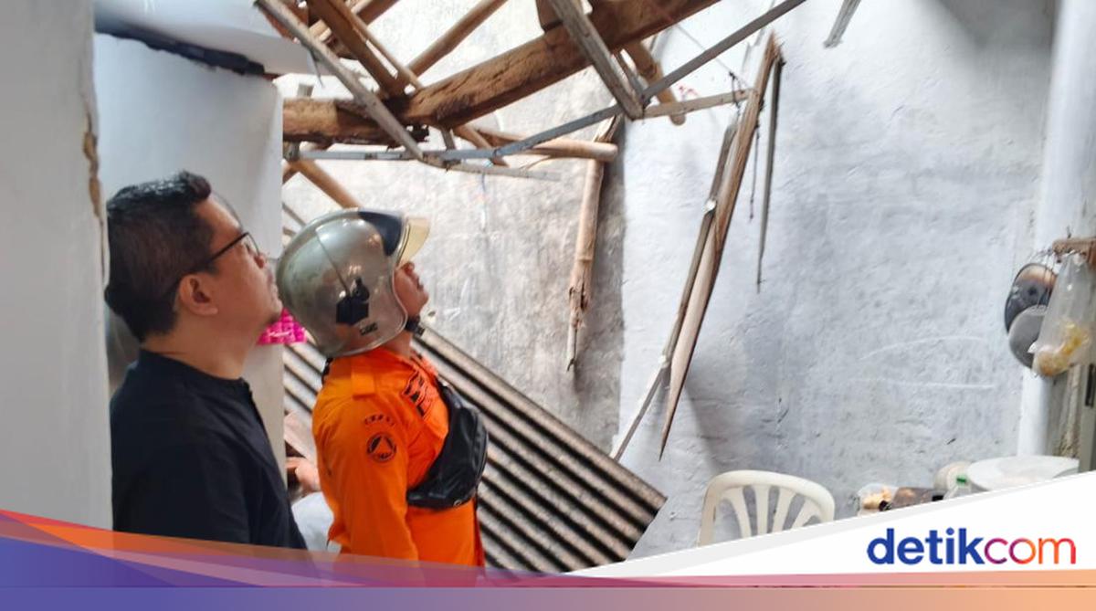 Atap Rumah Warga di Tanah Sareal Bogor Ambruk Diterjang Hujan Deras