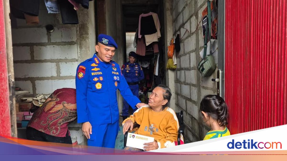 Gelar Bakti Kesehatan, Polairud PMJ Bagikan Kursi Roda Buat Lansia di Jakut