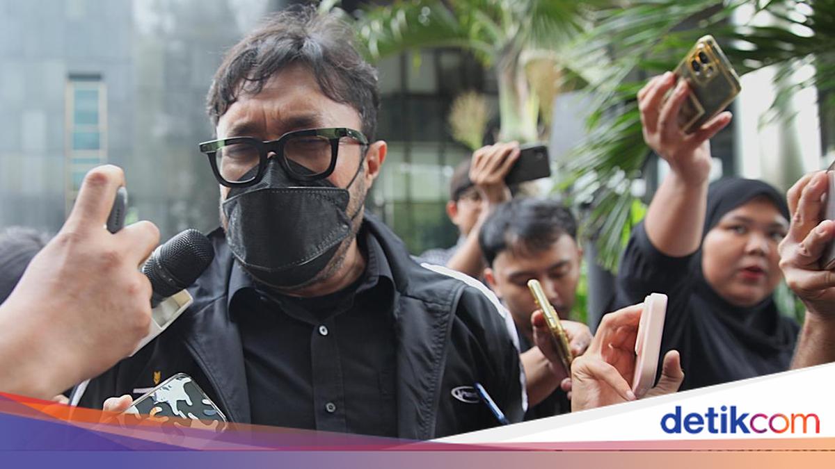 KPK menggeledah rumah Wakil Ketua DPRD Jabar, Ono Surono, terkait dugaan suap proyek. Uang ratusan juta dan dokumen disita dalam penggeledahan.

Via @detikjabar_