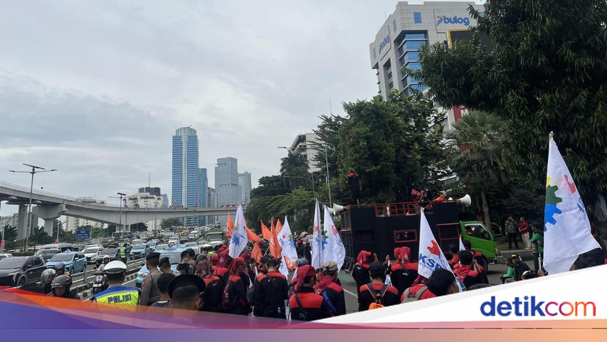 Tinggalkan DPR, Massa Buruh Lanjut Demo di Kemnaker RI