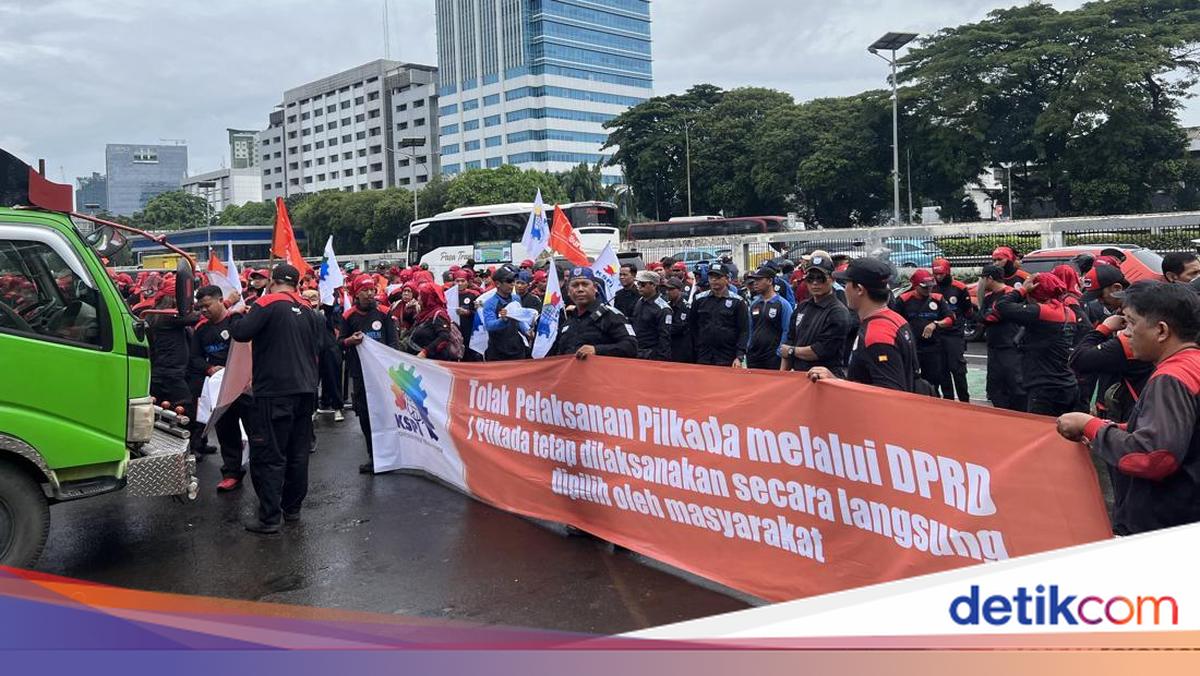 Massa Demo Buruh Mulai Merapat ke Depan DPR, Lalin Masih Lancar