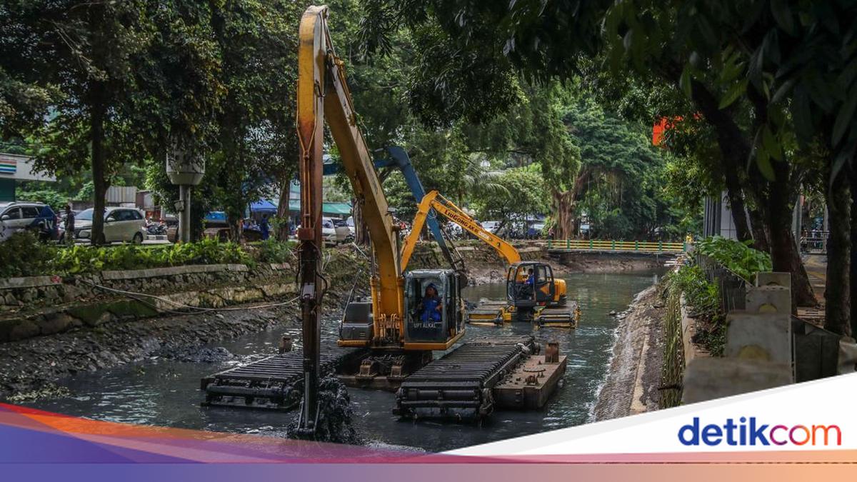 Antisipasi Banjir, Pemprov DKI Bakal Masif Keruk Sungai hingga Saluran Air