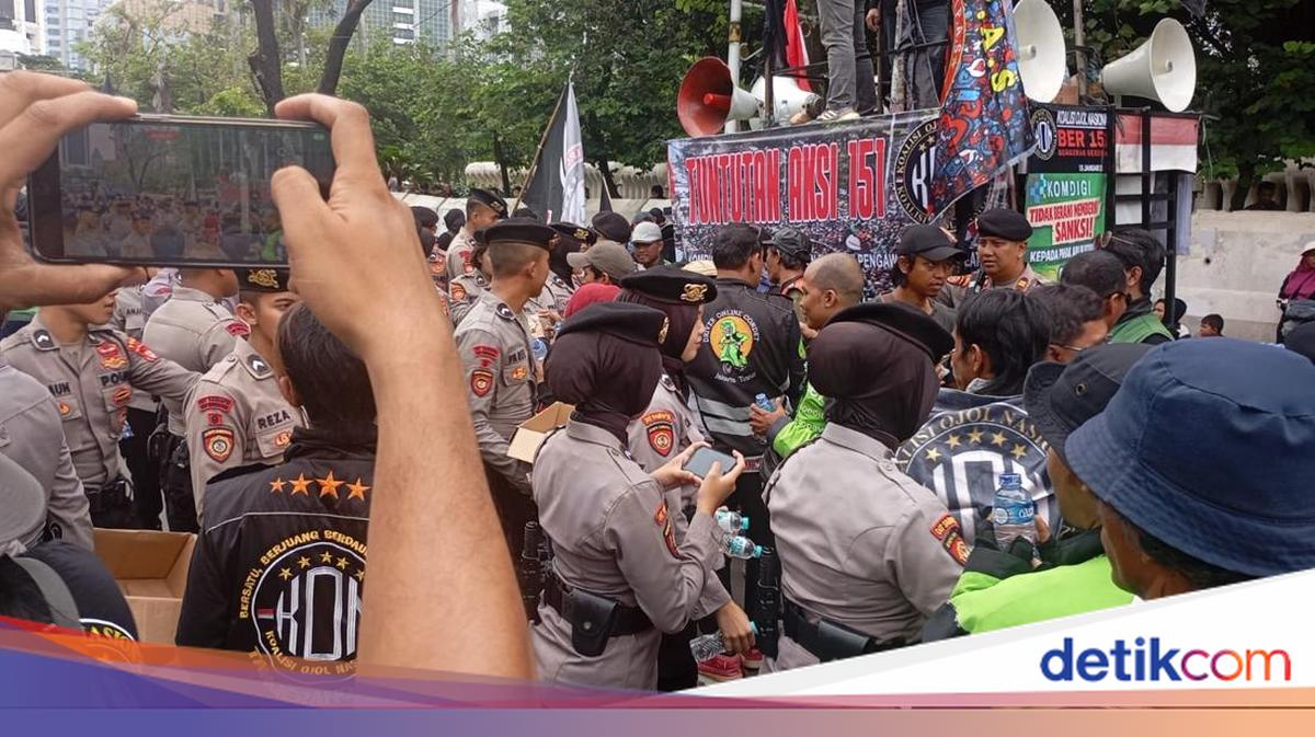 Pelayanan Humanis Polwan Polda Metro ke Massa Aksi Ojol Nasional