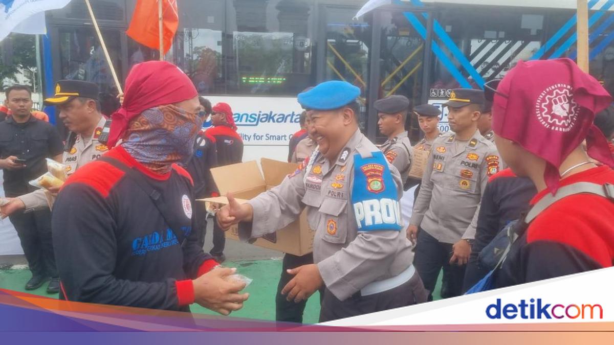 Polisi Bagi Air Mineral dan Snack ke Massa Buruh yang Demo di DPR
