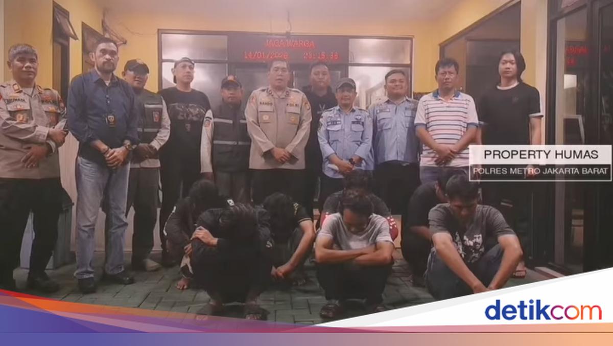 Cara Pak Ogah Loloskan Kendaraan Meski Exit Tol Rawa Buaya Ditutup Rantai