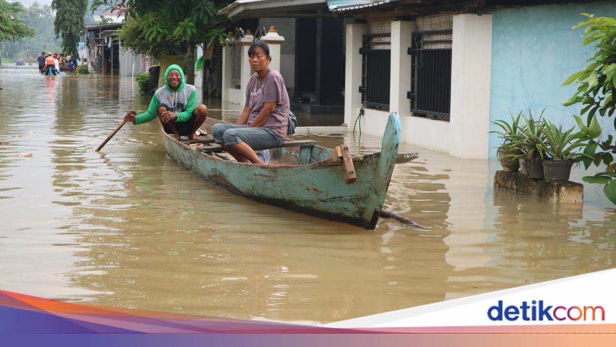 Hampir Sepekan Banjir Belum Surut, Warga Pati Naik Perahu untuk Cari Makan
