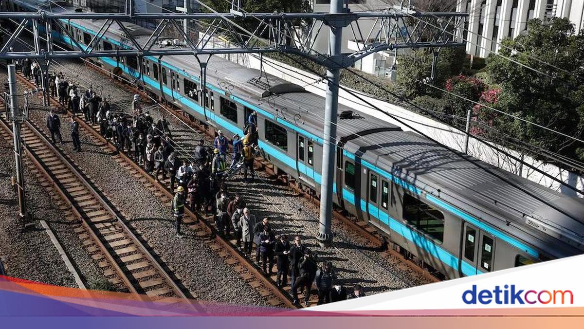 Trains in Tokyo Paralyzed: Thousands Stranded at Stations