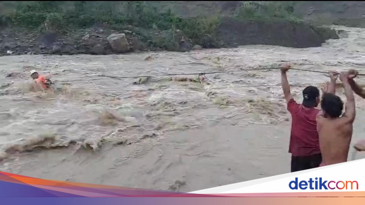 Ngeri! 3 Orang Sempat Terjebak Arus Deras di Curug Bogor Saat Mancing