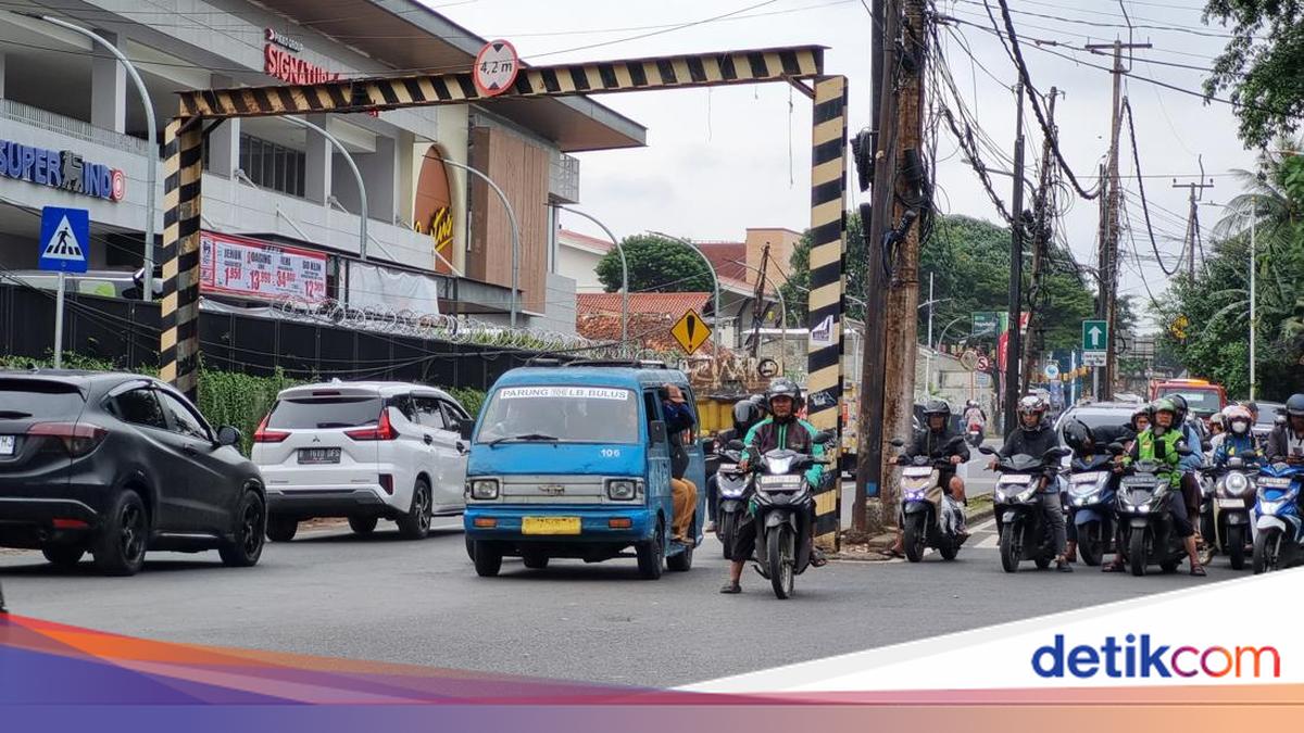 Kelakuan Pengendara 'Salmon' Lawan Arah di Jaksel Bikin Rawan Kecelakaan