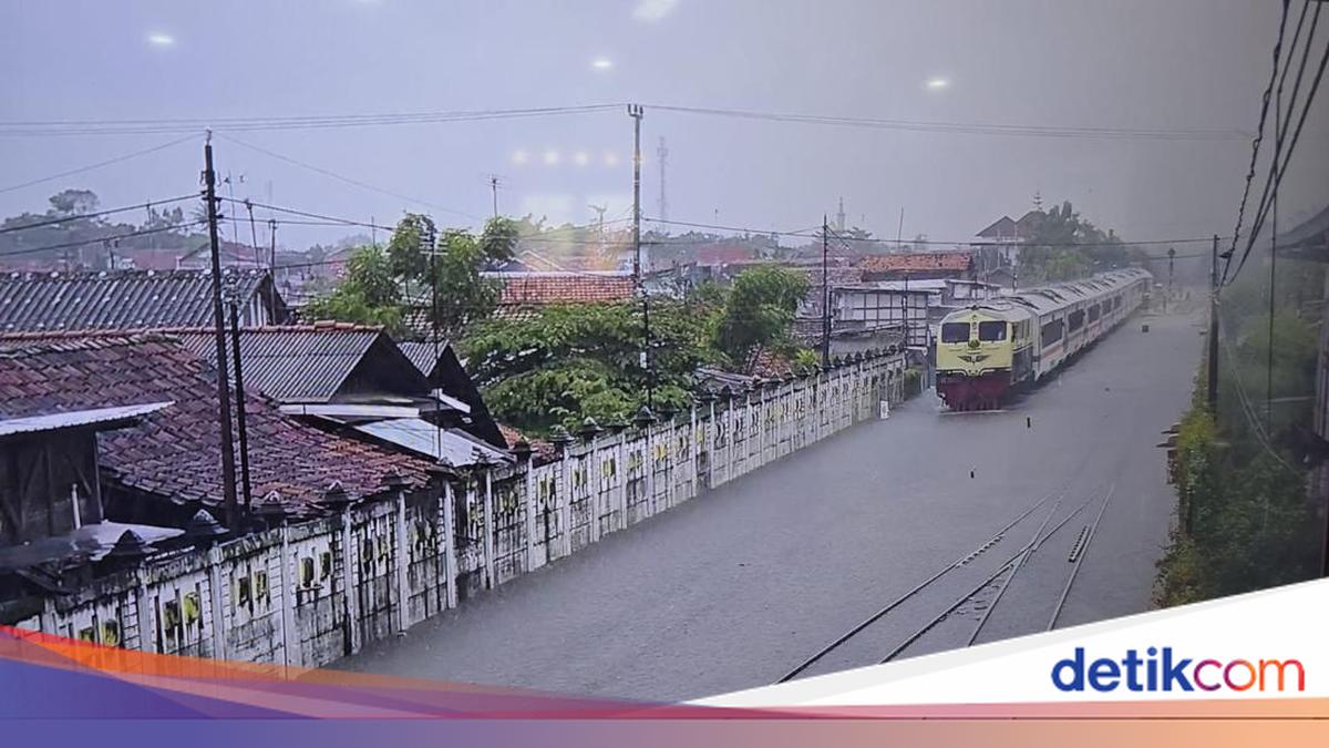 Sewa Mobil Jadi Solusi Buntut Banjir Bikin Batal Naik Kereta