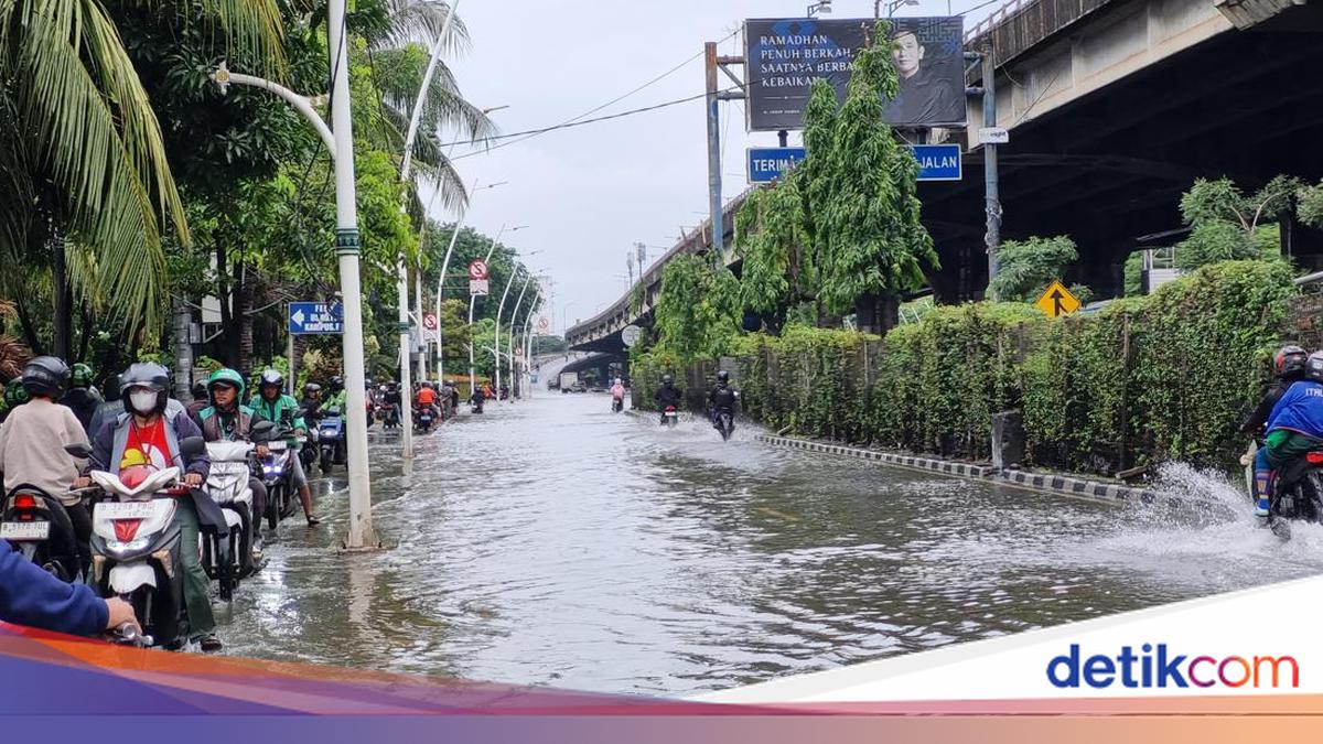 Jalan Ahmad Yani Jakpus Banjir, Pemotor Lintasi Trotoar