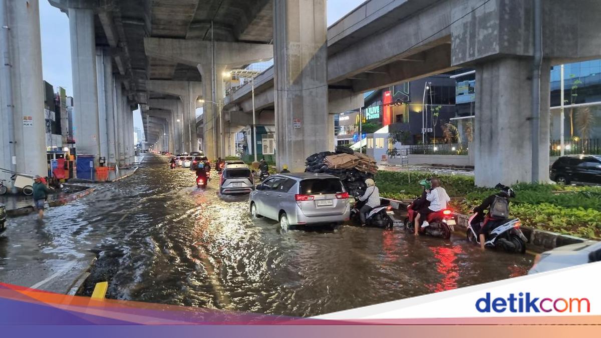 Jalan Boulevard Kelapa Gading Masih Banjir Sore Ini