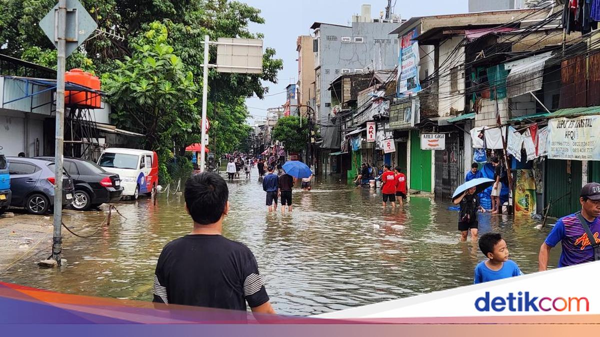 Bertambah, Banjir Rendam 35 RT-23 Ruas Jalan di Jakarta Pagi Ini