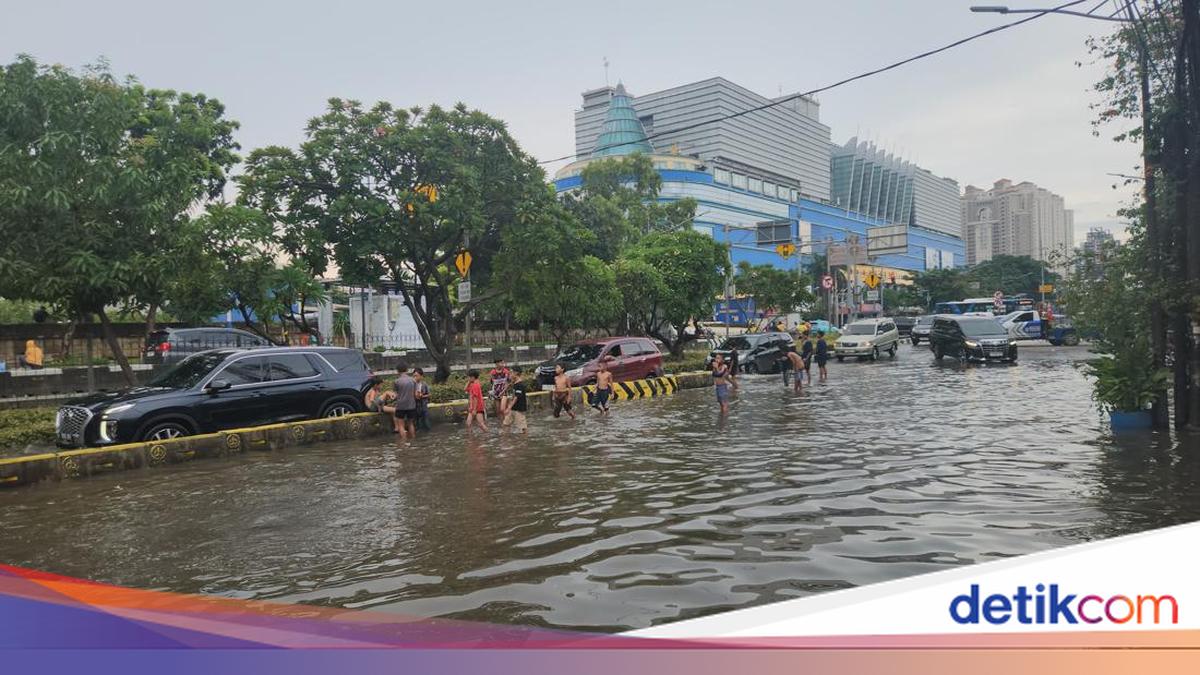 Banjir di Jalan Gunung Sahari Mulai Surut, Mobil Kini Bisa Melintas