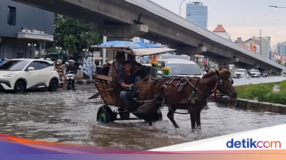 Warga Pilih Naik Delman Lintasi Banjir di Kelapa Gading, Kusir Raup Cuan