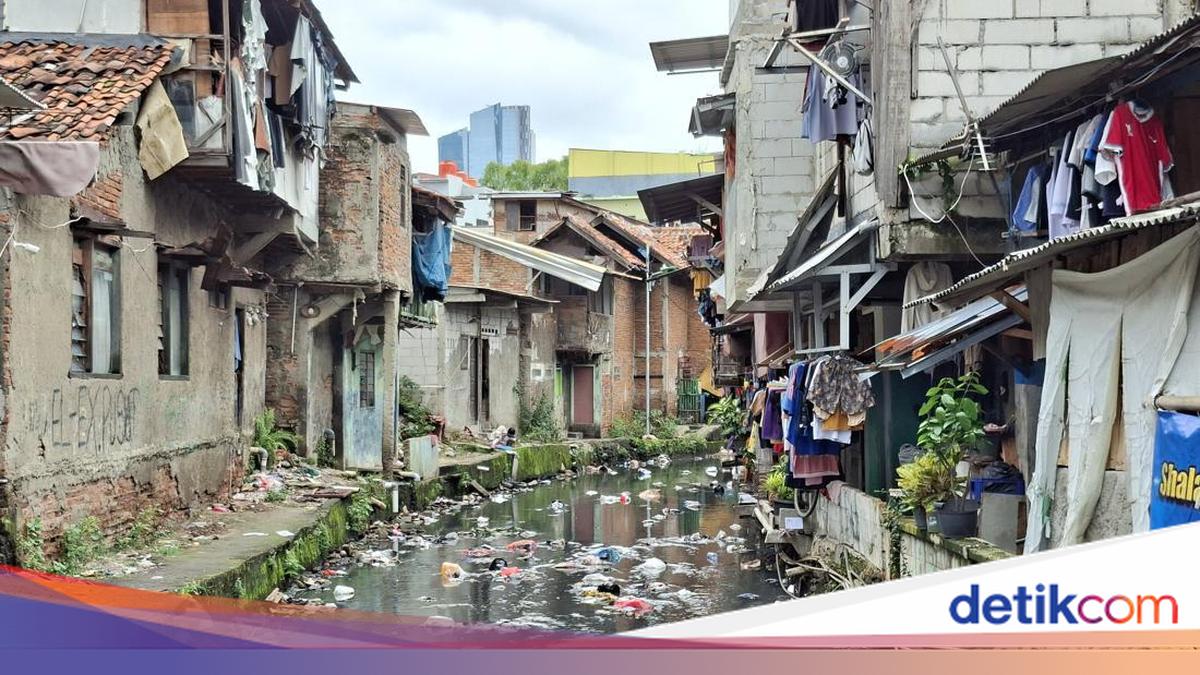 Potret Kampung Kumuh 'Riverside' di Tengah Hutan Beton Jakarta