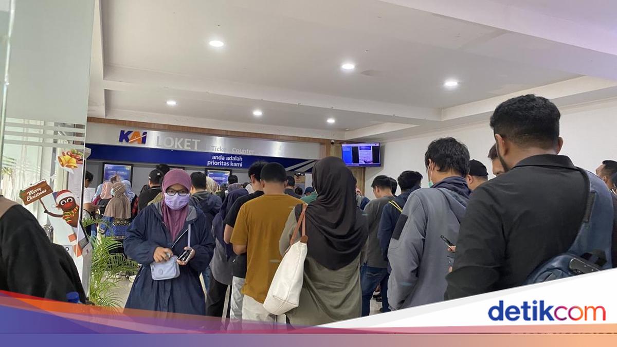 Perjalanan KA Batal Imbas Banjir, Penumpang Padati Stasiun Semarang Tawang