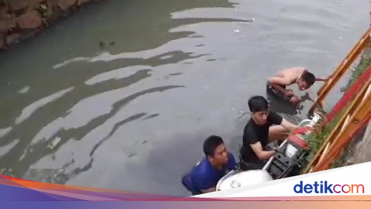 Oleng Saat Berkendara, Pengemudi dan Motornya Nyemplung ke Kali Bogor