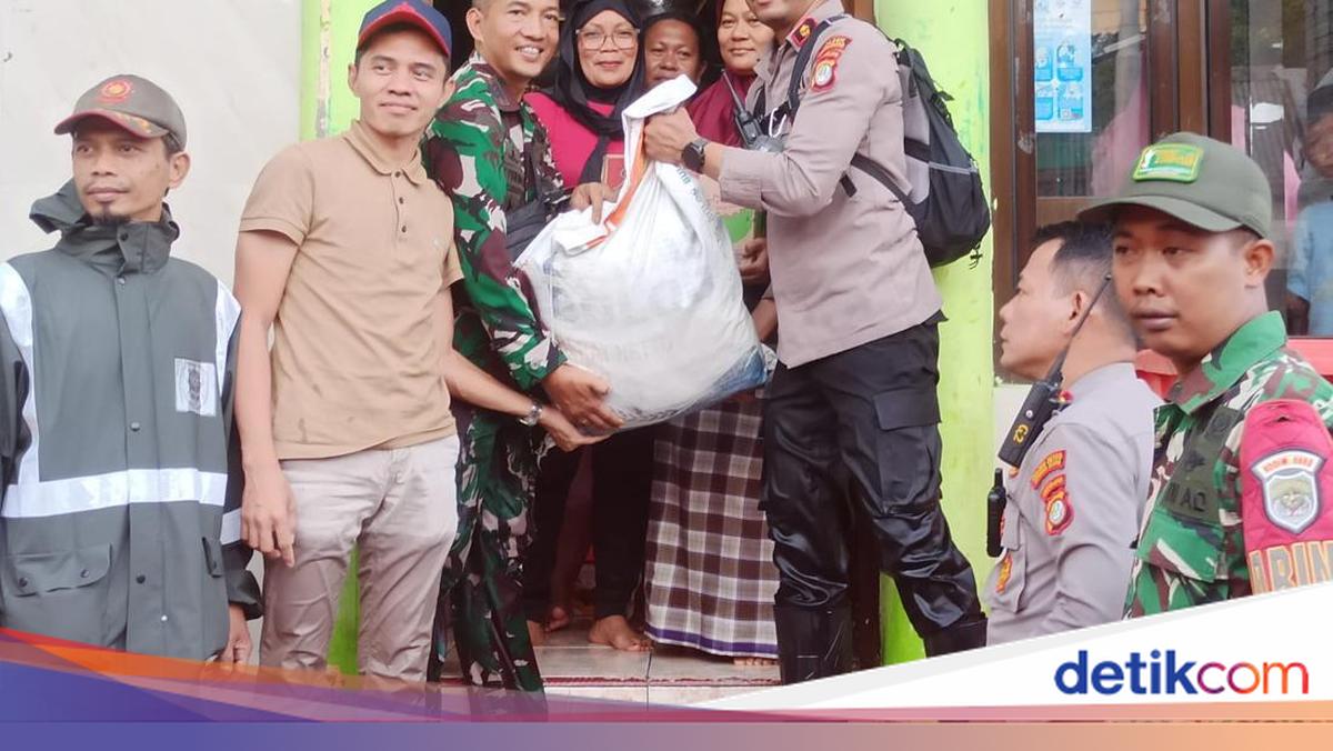 Polisi Bagikan Sembako ke Warga Terdampak Banjir Pegangsaan Dua Jakut