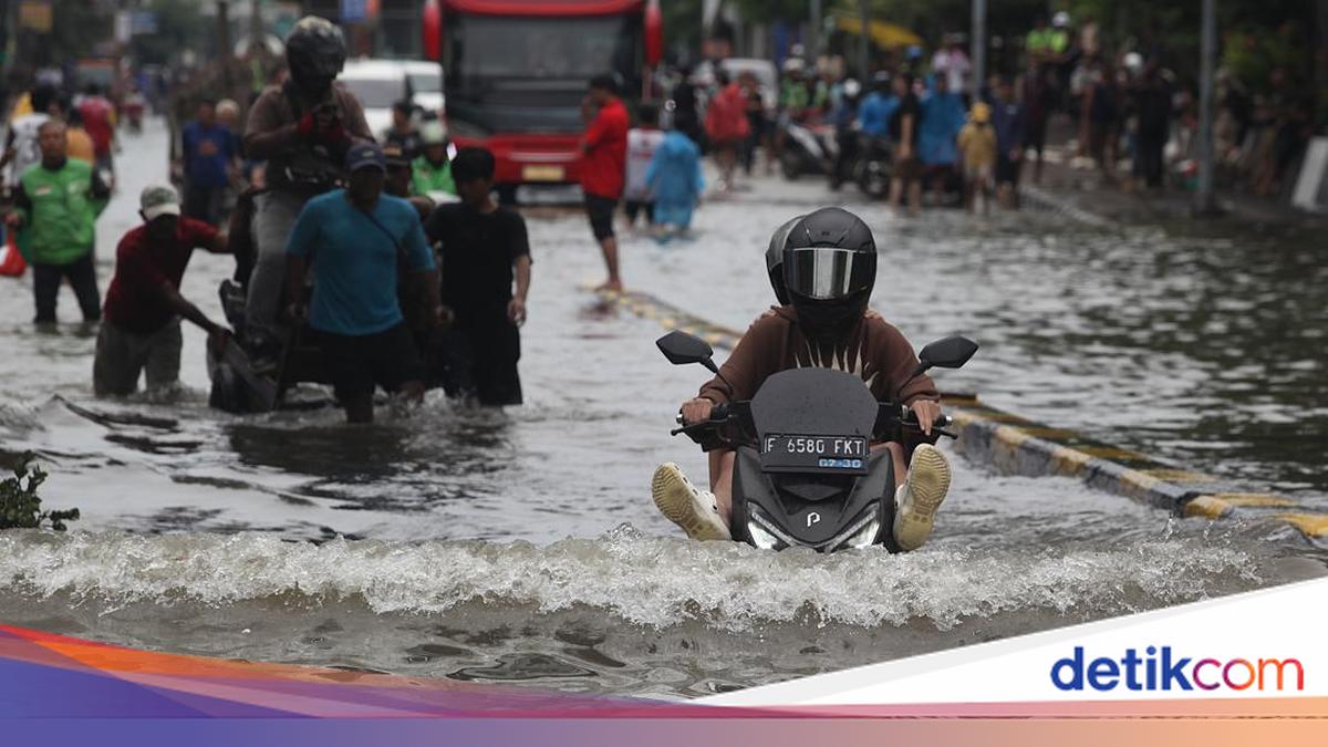 Update Banjir Jakarta Sore Ini: 45 RT-21 Ruas Jalan Masih Tergenang