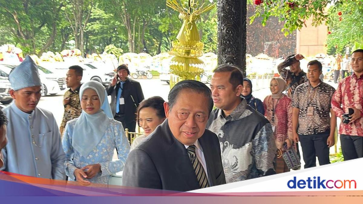 SBY Tiba di TMII untuk Hadiri Pernikahan Sekpri Prabowo
