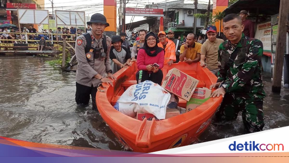 Pegangsaan Dua Jakut Masih Banjir, Warga Akses Kampung Pakai Perahu