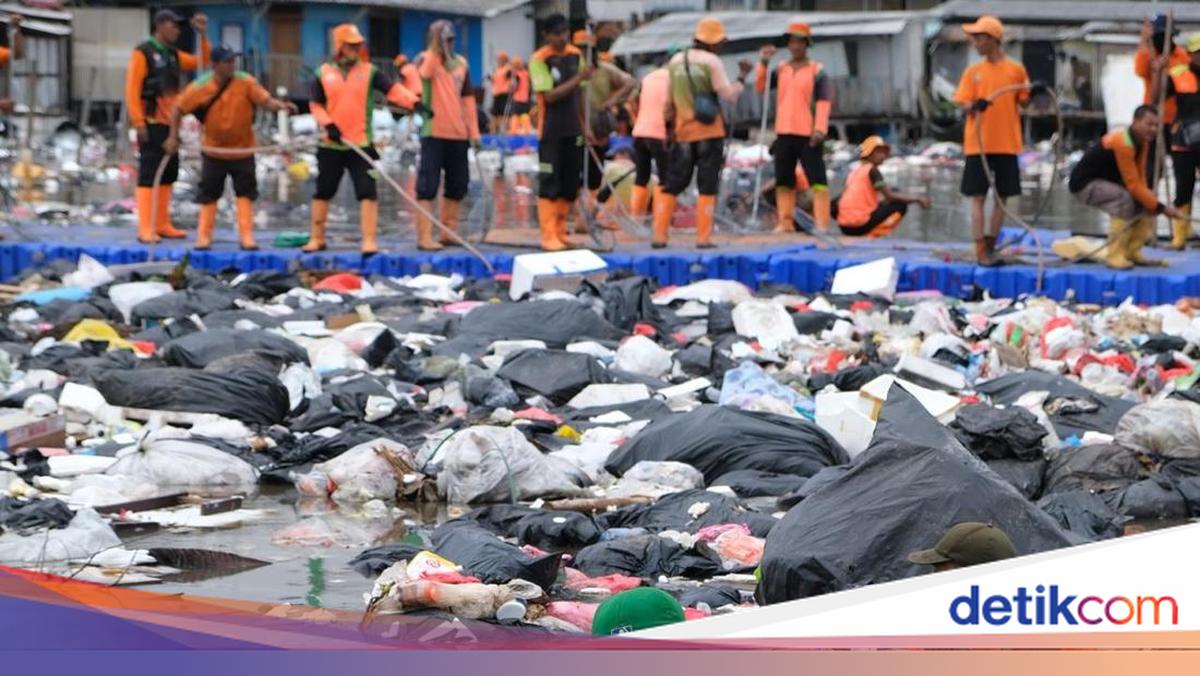 DLH Ungkap Pihak Buang 137 Ton Sampah Kotori Laut Muara Baru Jakut