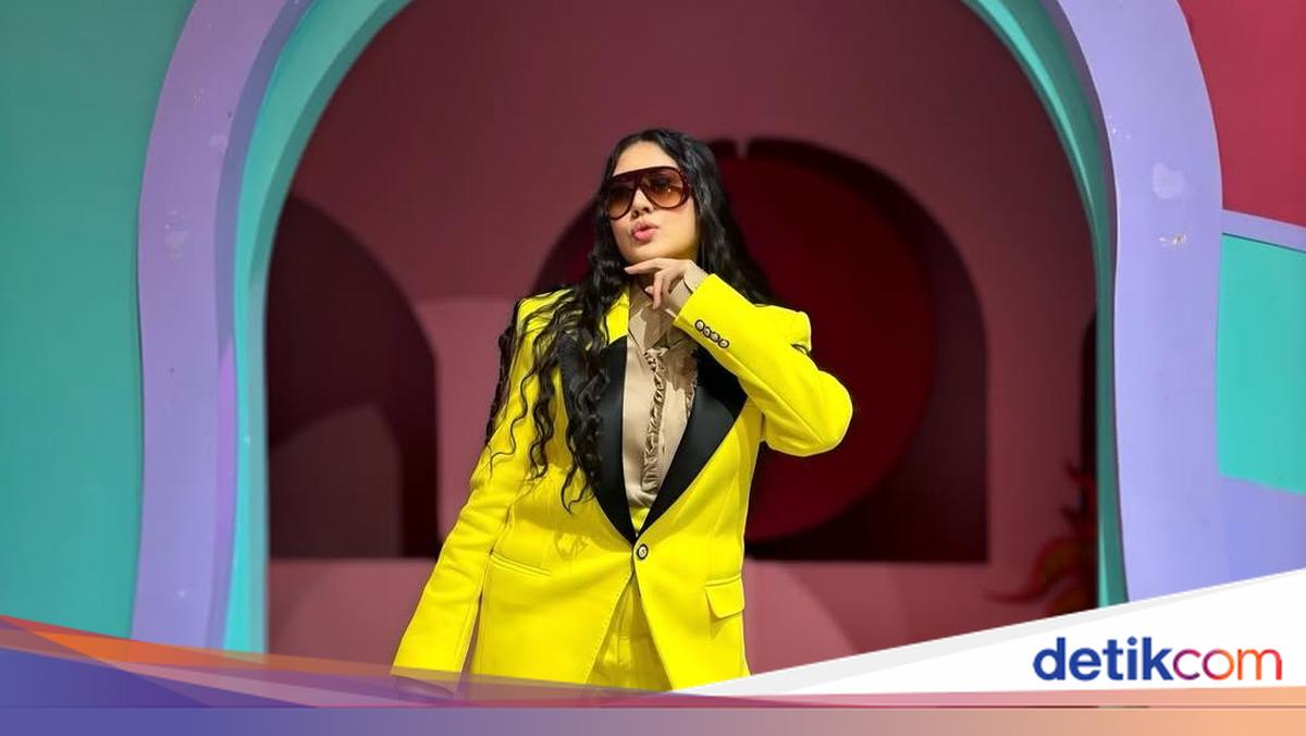 Outfit 'Menyala' Sania: Pakai Baju Desainer Lokal, Tenteng Tas Alexander Wang