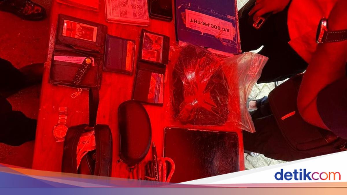 Barang Milik Korban Pesawat ATR 42-500 yang Jatuh di Pangkep Ditemukan