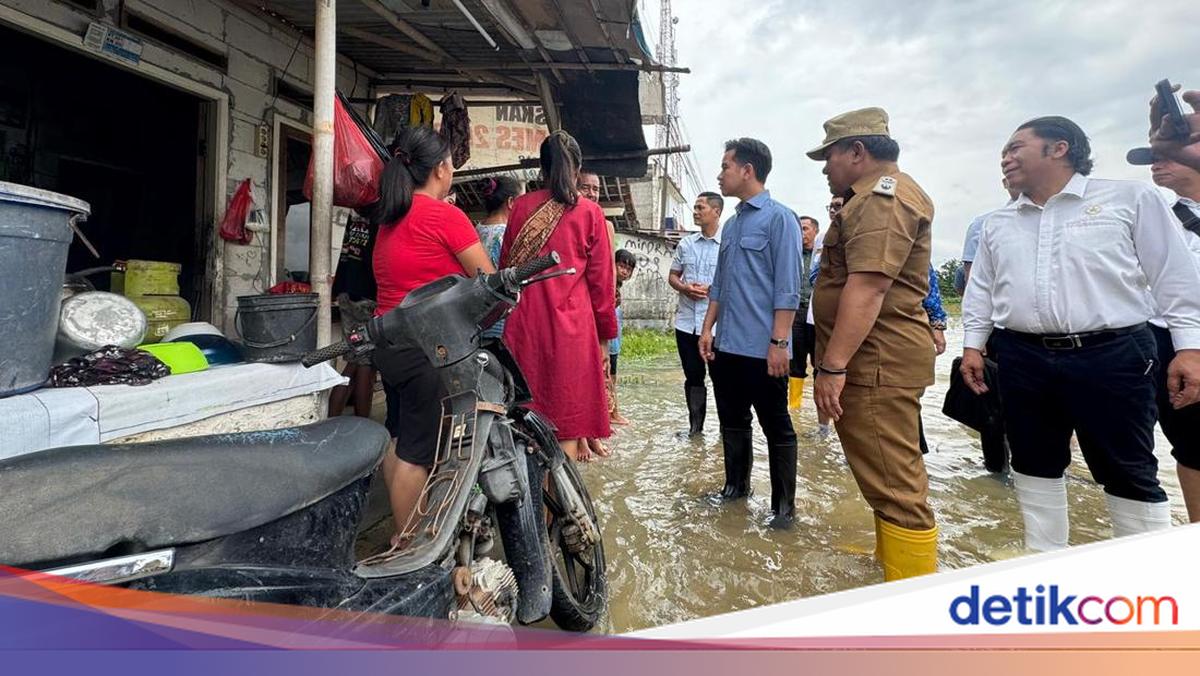 Gibran Pakai Sepatu Boot Cek Banjir di Tambun Bekasi
