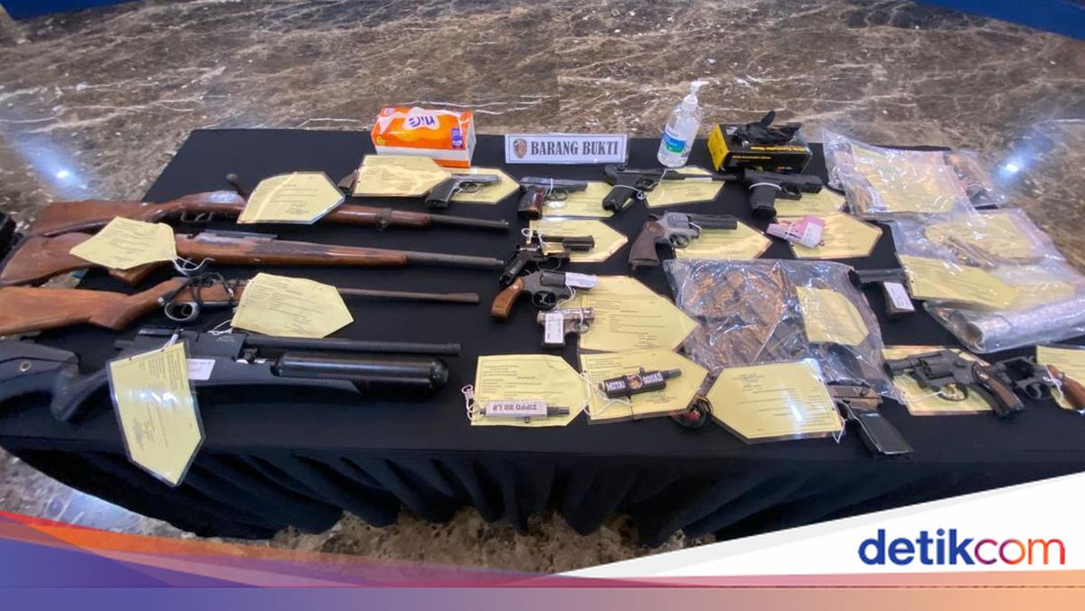 Ini Revolver-Laras Panjang Sitaan Polisi dari Gudang Senpi Rakitan di Sumedang