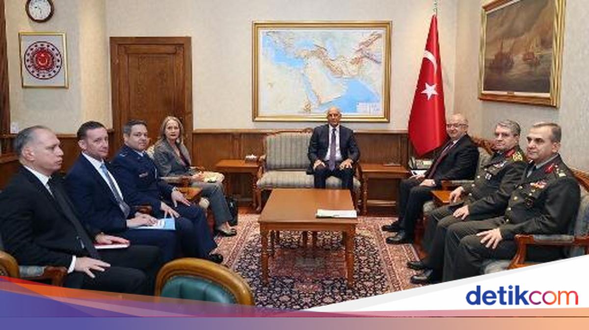 トルコ国防大臣と面会する際、植民地総督のように座るエキサイティングな米国大使
