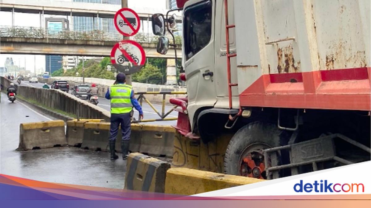 Truk Nabrak di Casablanca Bikin Warga Kejebak Macet 1 Jam Lebih