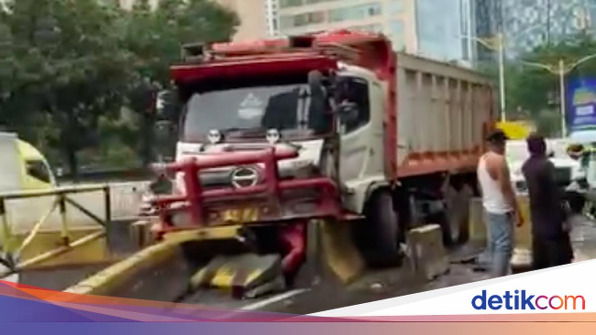 Detik-detik Kecelakaan Truk di Casablanca Bikin Macet Mengular ke Mana-mana