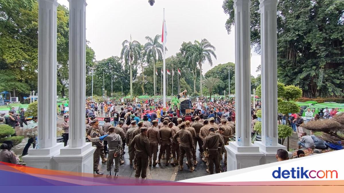 Pemkot Bogor Setop Sementara Razia Angkot Tua Buntut Didemo Para Sopir