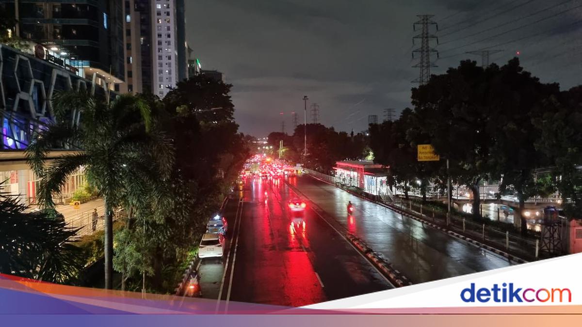 Banjir di Jalan DI Pandjaitan Jaktim Mulai Surut, Lalin Berangsur Normal