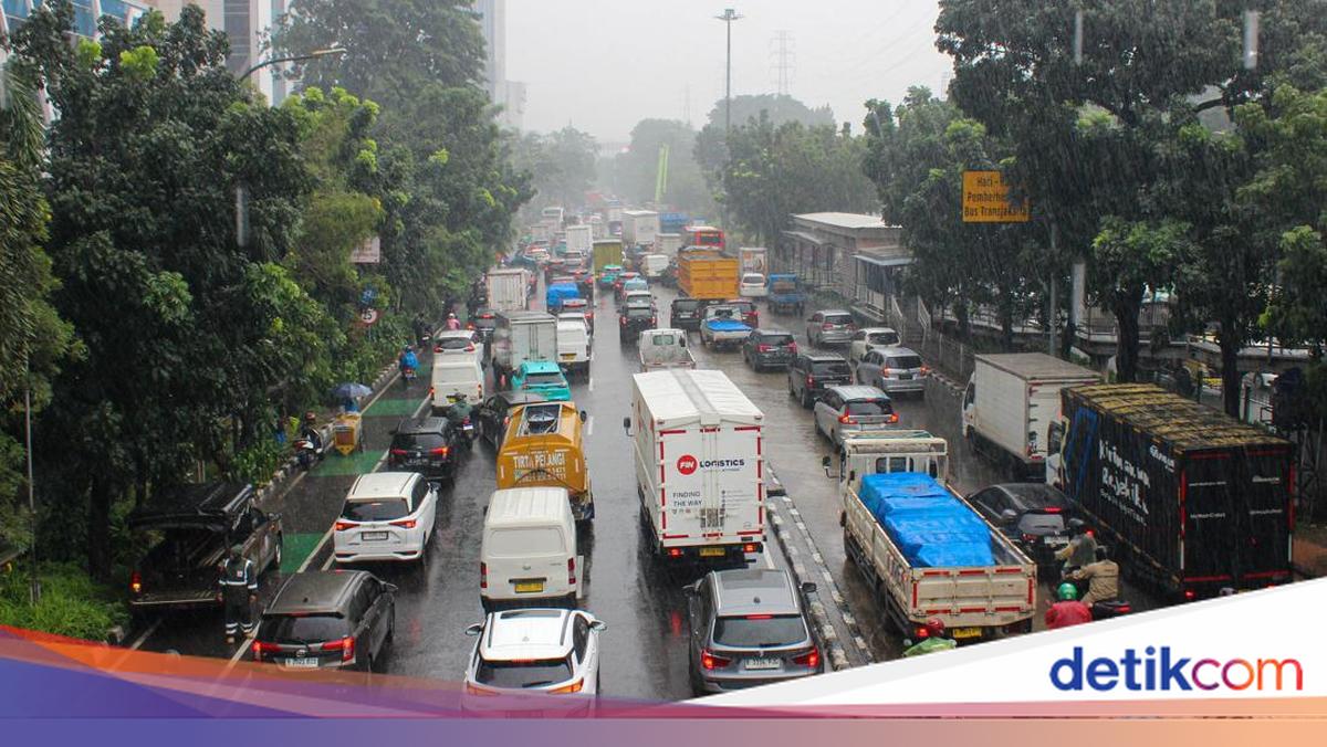 Banjir Genangi Jalan DI Pandjaitan Jaktim Surut, Lalin Normal Lagi