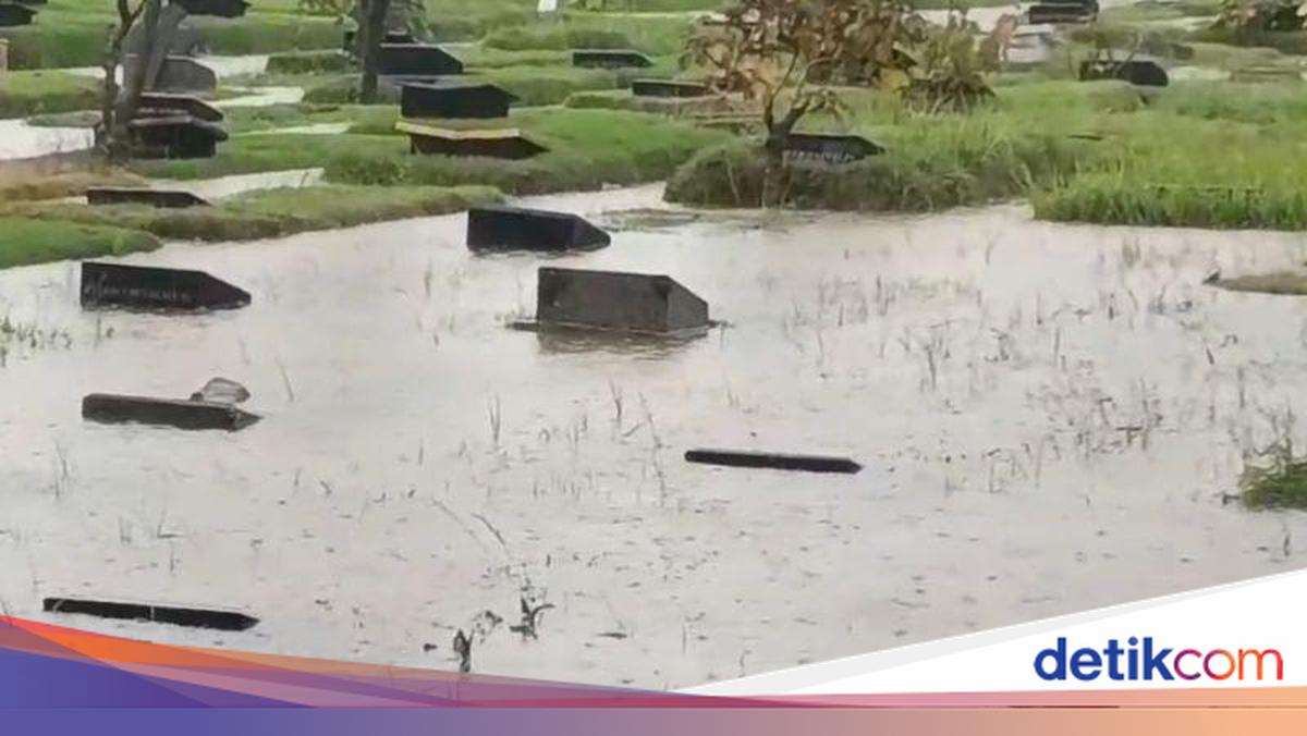 Banjir Rendam TPU Pondok Kelapa Jaktim, Sejumlah Kuburan Tergenang