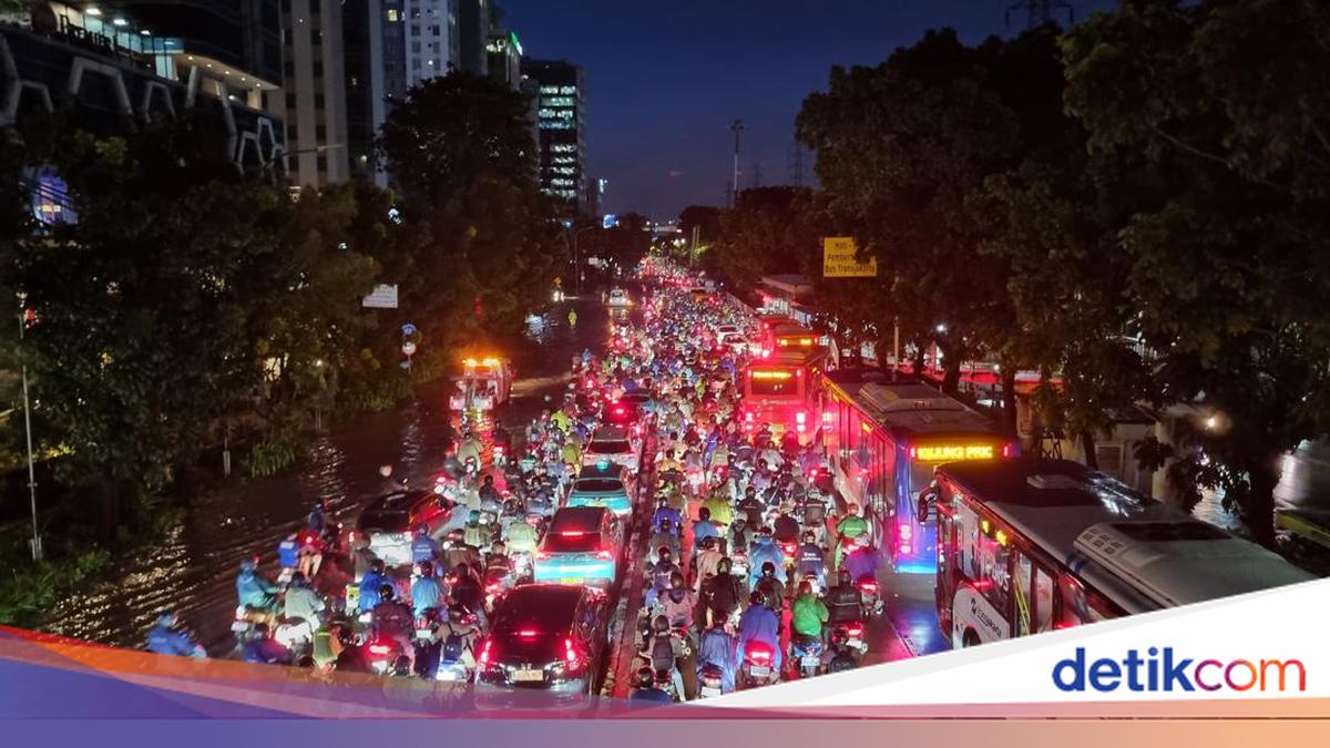 Banjir di Jalan DI Pandjaitan Belum Juga Surut Malam Ini, Lalin Macet
