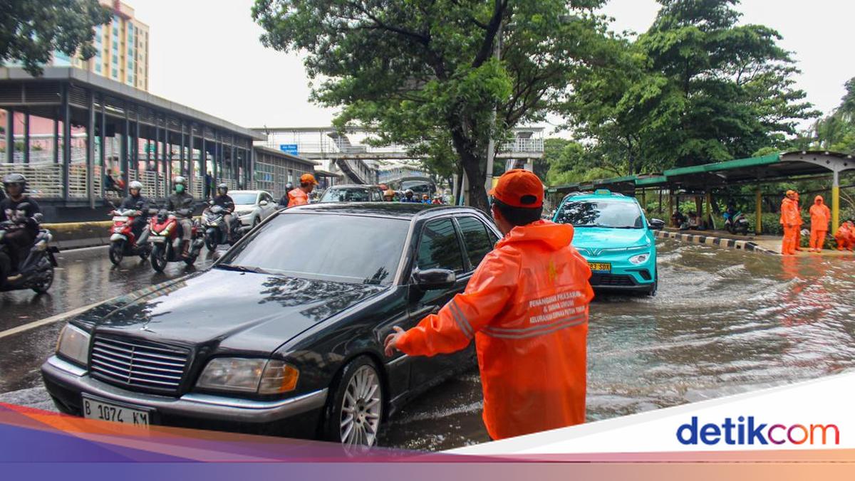 Hujan Deras Ciptakan Genangan di Jalan Letjen Suprapto, Pengendara Berhati-hati
