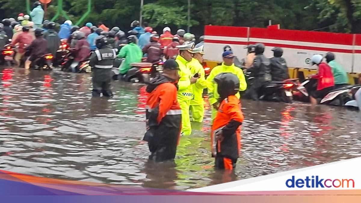 Banjir di Sejumlah Titik di Jakarta, Polantas Berjibaku Atur Lalin