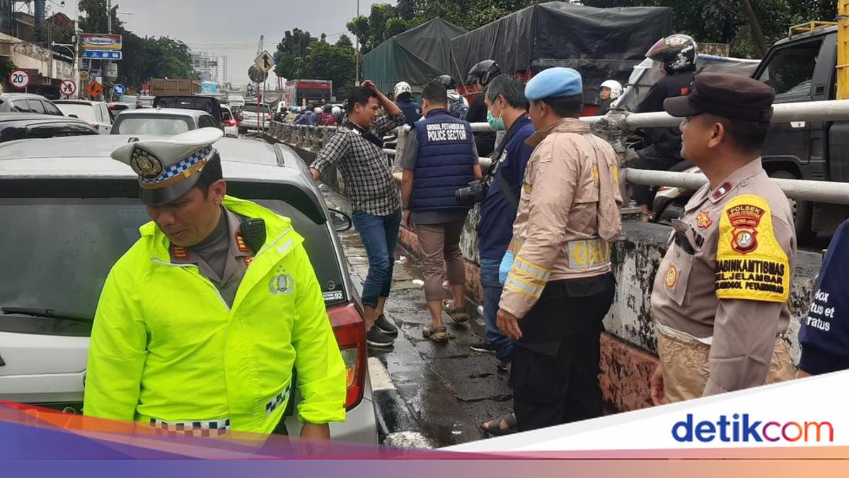 Pengemudi Ditemukan Meninggal dalam Mobil di Jalanan Jakbar