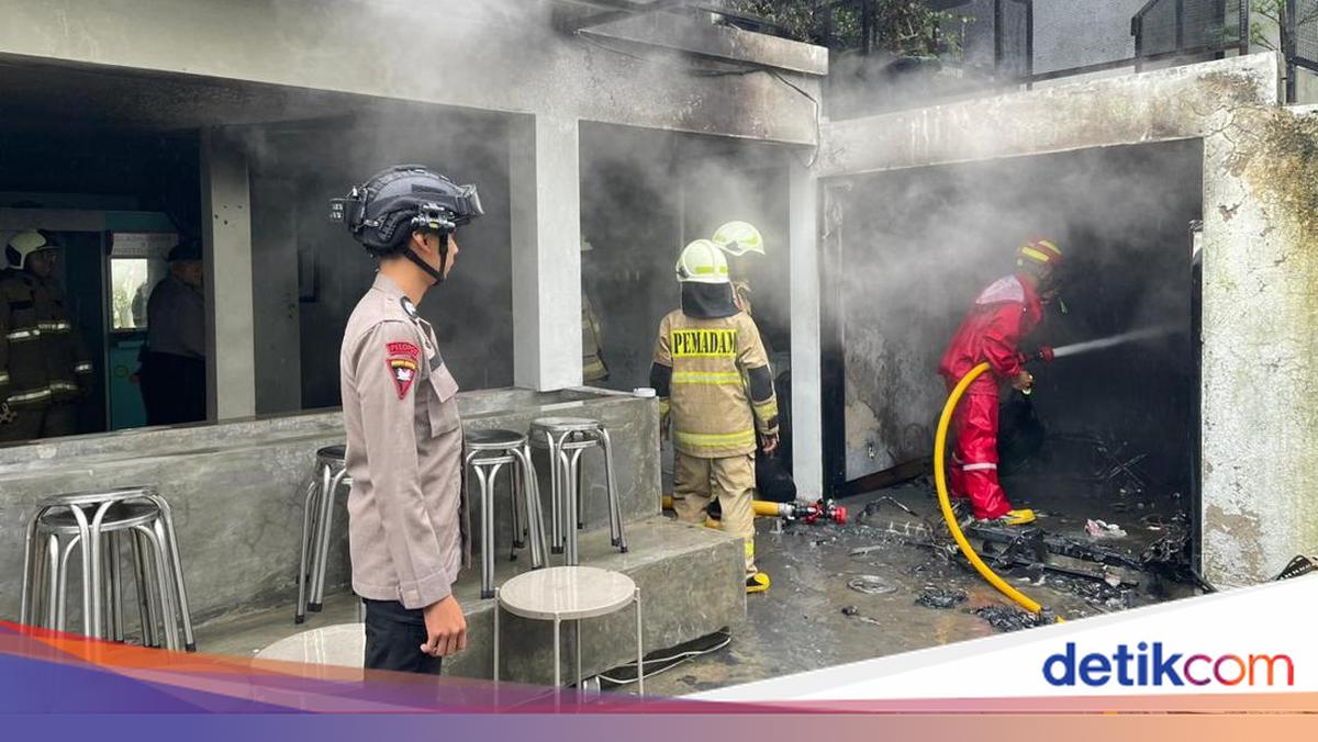 Brimob Polda Metro Bantu Padamkan Kebakaran Rumah Kafe di Jakpus