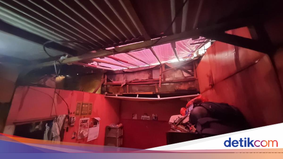 Rumah Nurmayanti di Matraman Jaktim Ambruk Saat Hujan, Anak Tertimpa Puing