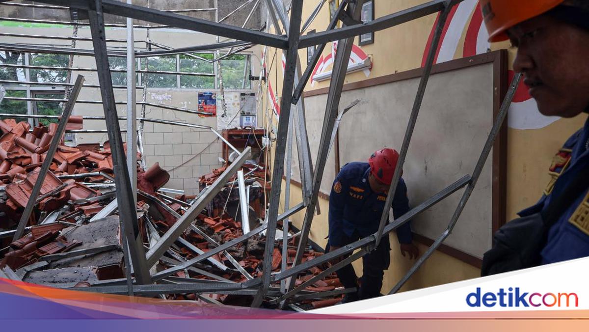 Atap SMAN 2 Gunungputri Ambruk, Bupati Bogor Minta Audit Menyeluruh