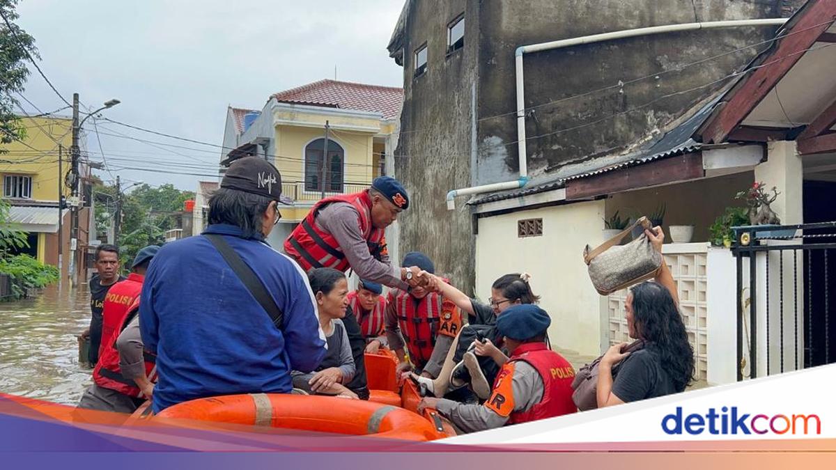 Banjir 1 Meter di Pondok Kacang Tangsel, Brimob Turun Evakuasi Warga